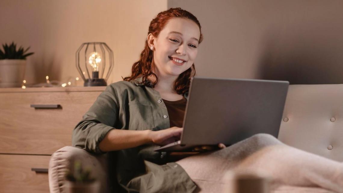 Participante completando un módulo de certificación en gestión del estrés
