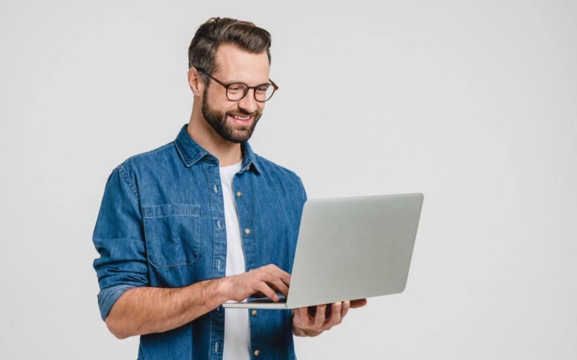 Participante del programa reflexionando sobre su experiencia con el estrés